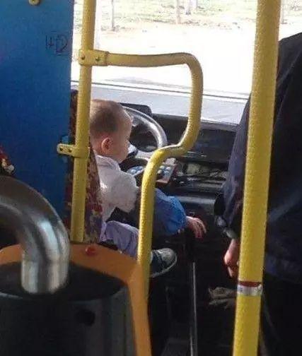 这不是去幼儿园的车儿童gif搞笑图片