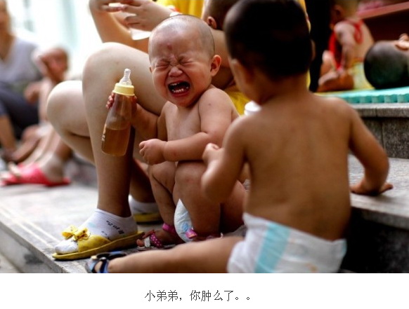 小弟弟，你怎么了？儿童gif搞笑图片