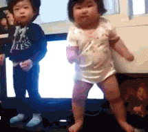 来啊，摇摆啊儿童gif搞笑图片