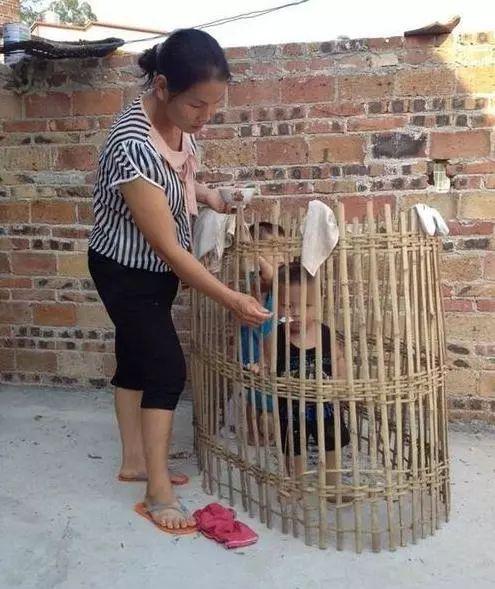 这是传说中的圈养吗。。。儿童gif搞笑图片