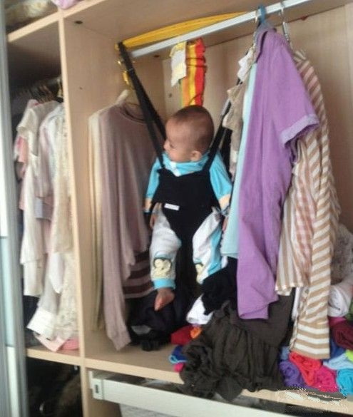 为了XO时不压到孩子，二货老婆想的办法儿童gif搞笑图片