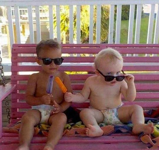 拿着，我去泡个妞儿童gif搞笑图片