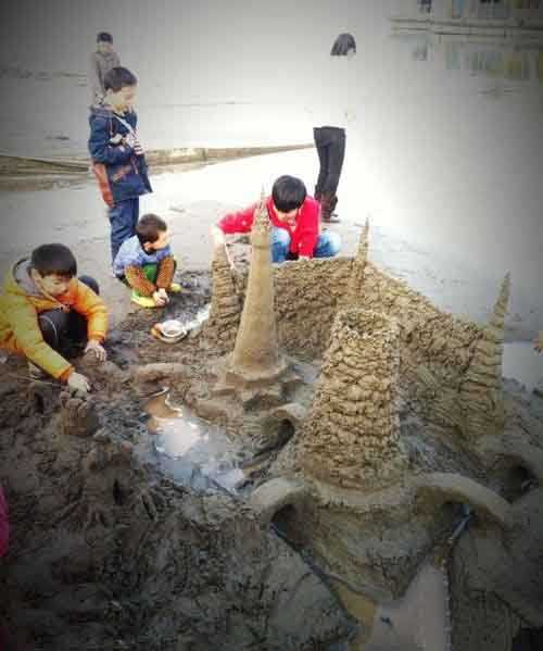 孩子们玩沙。。。碉堡了儿童gif搞笑图片