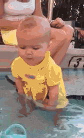 这么小的宝宝就学会游泳了，我这30年白活了儿童gif搞笑图片