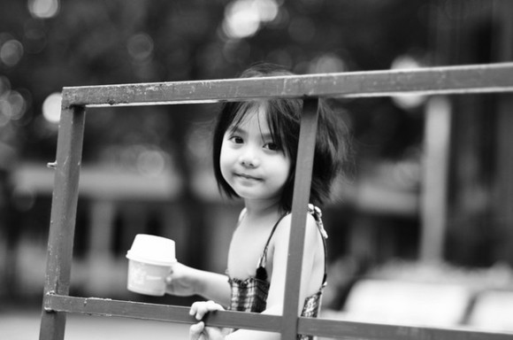 有时候，一个眼神、一句话、一杯热茶就可以温暖我儿童gif搞笑图片