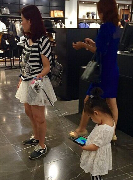 如此机智的麻麻，再也不怕孩子走丢了儿童gif搞笑图片