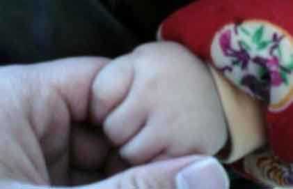 看见小baby，你会不会忍不住伸出手指儿童gif搞笑图片