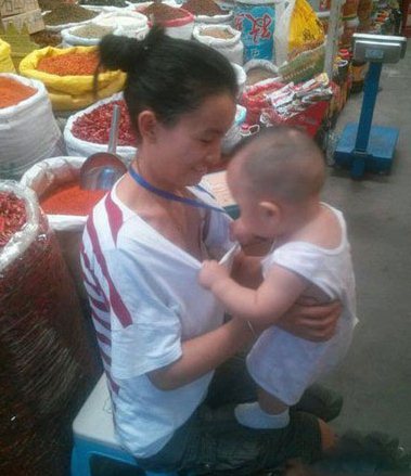 熊孩纸，你干嘛呢？儿童gif搞笑图片