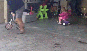 让老爸带孩子，相当的不放心啊儿童gif搞笑图片