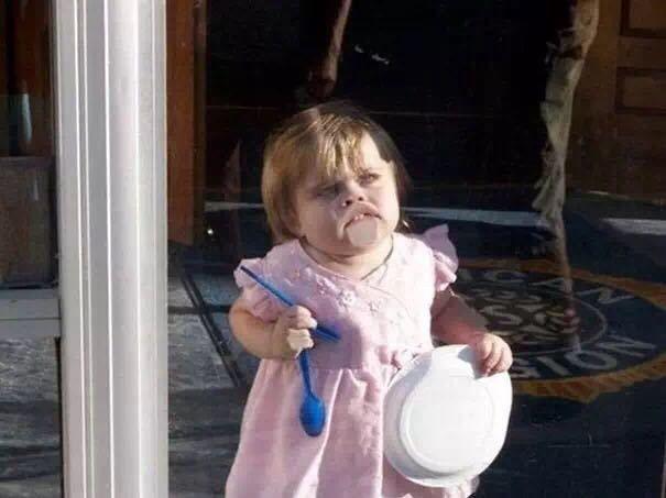 “听说你拿了我的零食？！”儿童gif搞笑图片