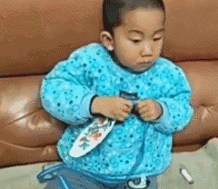 自从有了老二，老大的日子大不如前了~儿童gif搞笑图片