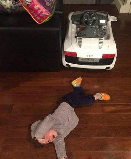 发生在室内的严重车祸儿童gif搞笑图片