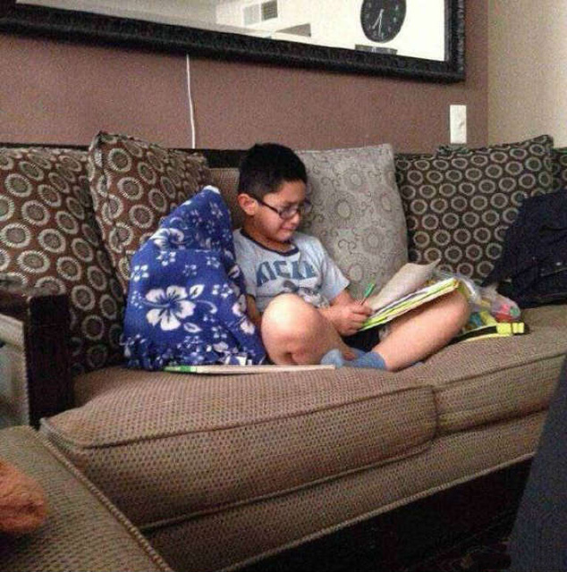 开学前补作业的熊孩子，发自内心的痛苦儿童gif搞笑图片