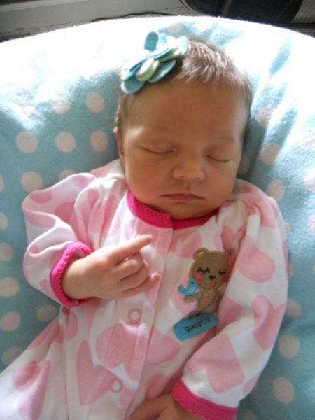 掐指一算，该给我换尿布了儿童gif搞笑图片