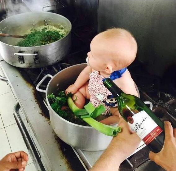 为什么要在香菜和大葱里面加红酒？儿童gif搞笑图片