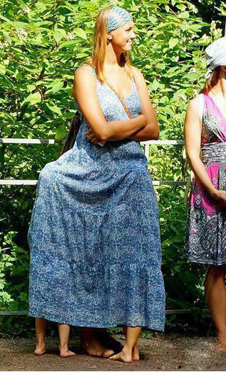 熊孩子，你们在裙子里干嘛呢！儿童gif搞笑图片