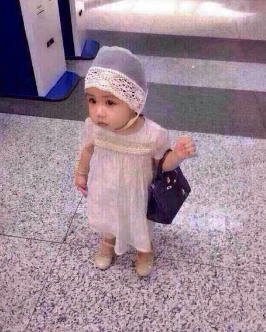 有没有人想陪我逛街儿童gif搞笑图片