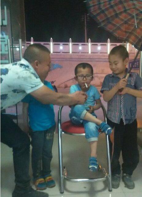 艾玛，大哥又来收保护费了吗？儿童gif搞笑图片