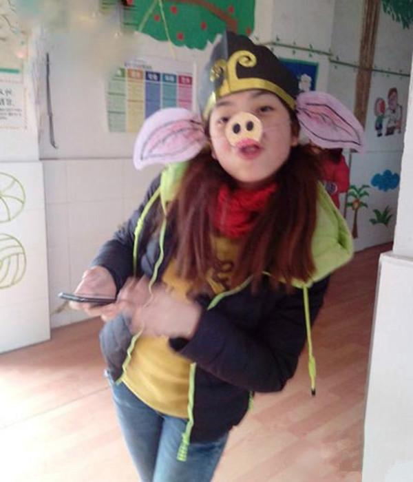 学校化妆舞会上，女同学的造型，下手有点狠儿童gif搞笑图片