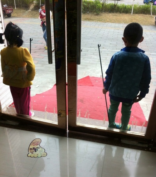 左右护法儿童gif搞笑图片