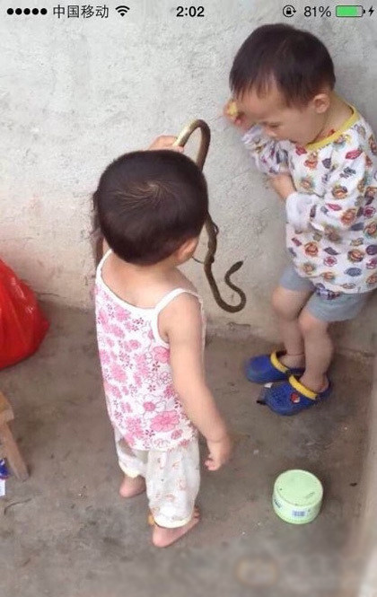 光脚的不怕穿鞋的儿童gif搞笑图片