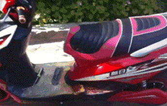 这大人真不负责任，把孩子放这里儿童gif搞笑图片