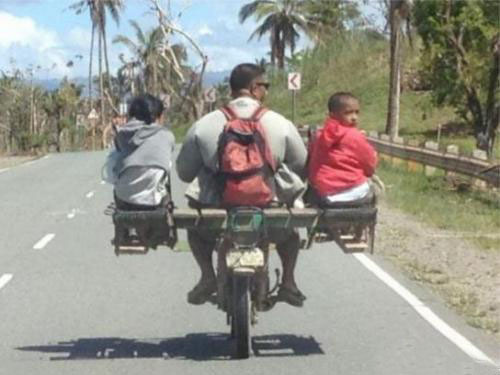 超强的平衡能力儿童gif搞笑图片