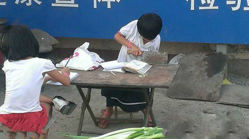 用菜刀削铅笔…从小体现女汉子气质儿童gif搞笑图片