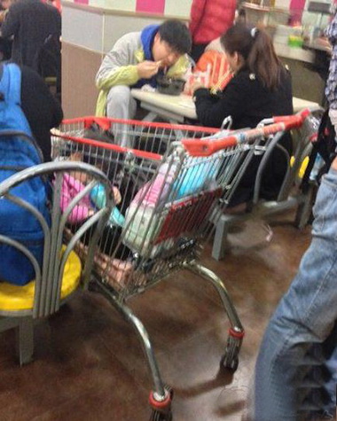 孩子可能真的不是亲生的儿童gif搞笑图片