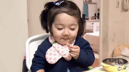 这娃娃脸变的也太快了儿童gif搞笑图片