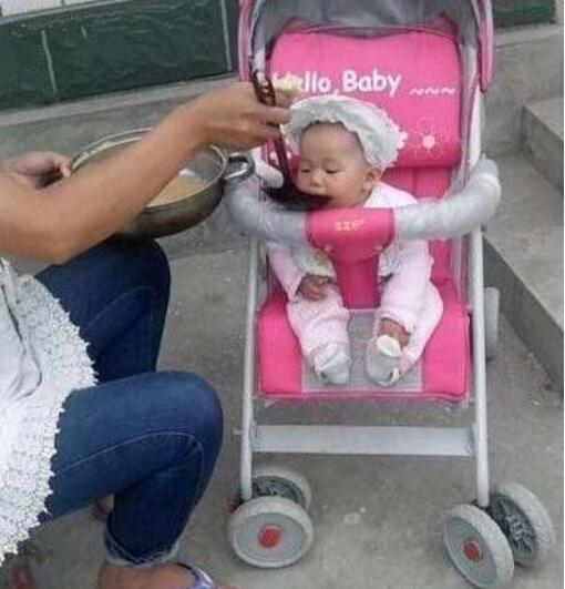 妈妈能不能换一个小一点的勺儿童gif搞笑图片