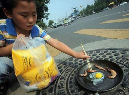 马路边上的自助烧烤儿童gif搞笑图片