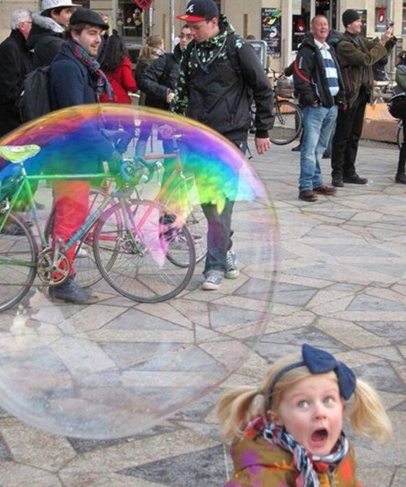 吹泡泡的人是有多丑儿童gif搞笑图片