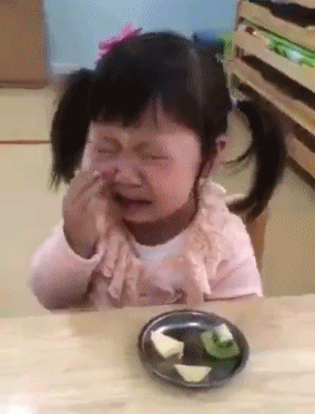 让女孩子停止哭泣的必杀技儿童gif搞笑图片