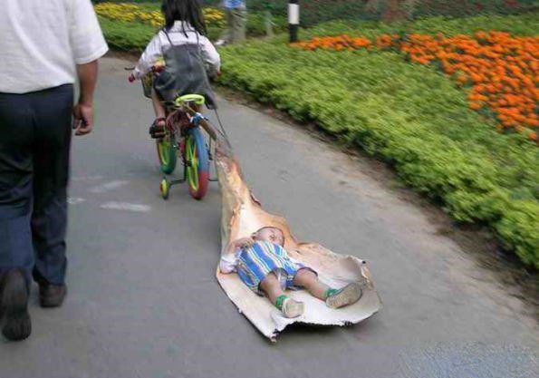 让女儿带弟弟出去玩，就是这么玩的？儿童gif搞笑图片