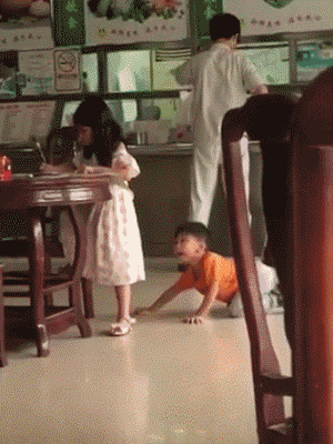 这么小就会撩妹啊儿童gif搞笑图片