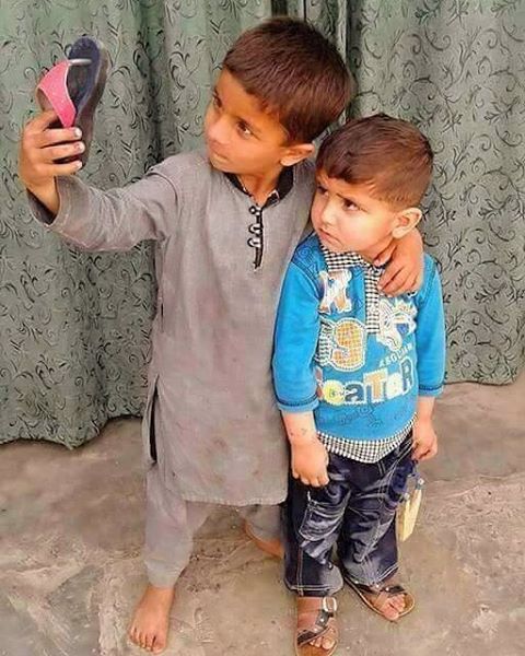 哟，自拍小能手儿童gif搞笑图片