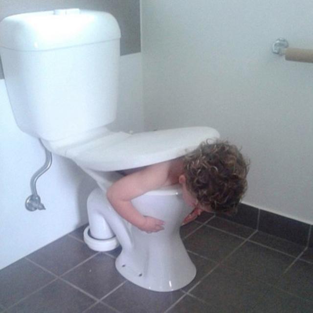 看到娃这样，当妈妈的第一时间拿出了手机儿童gif搞笑图片