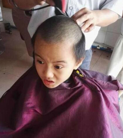 说好的发型设计呢？儿童gif搞笑图片