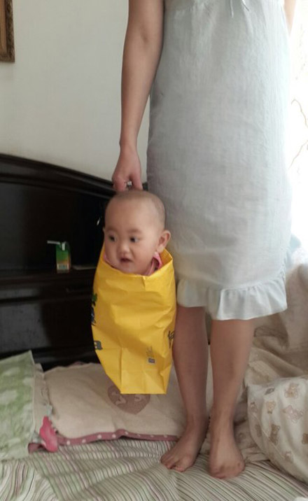 孩子他妈，你这手提袋哪里买的啊儿童gif搞笑图片