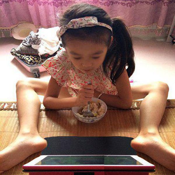 吃饭看片两不误儿童gif搞笑图片