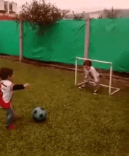 哈哈哈，熊孩子你赢了儿童gif搞笑图片