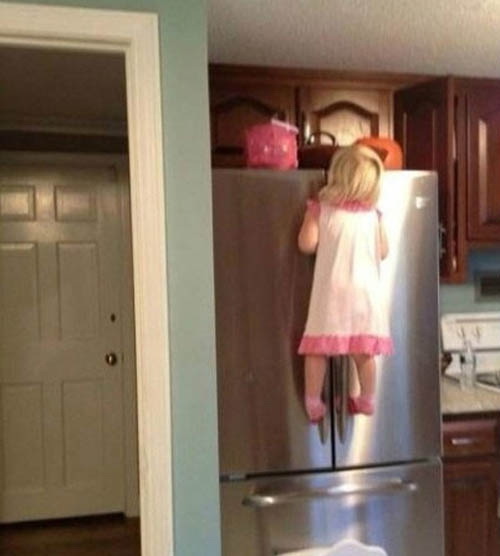 女儿对零食的执着儿童gif搞笑图片