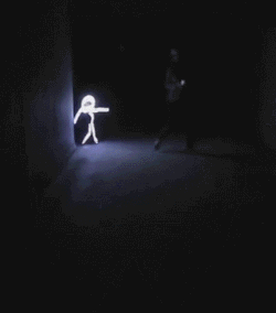 给自己22个月大的女儿做了个LED灯万圣节变装，在暗中看起来女儿就成了个火柴人儿童gif搞笑图片