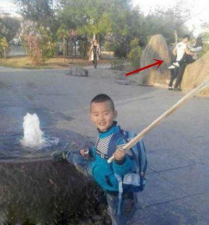 孩子呀，你拍了不该拍的景色了儿童gif搞笑图片