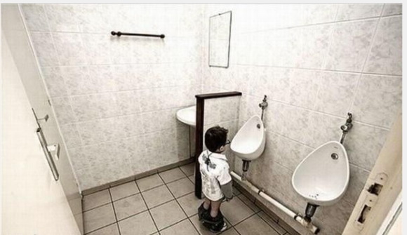 这是洗脸盆？儿童gif搞笑图片