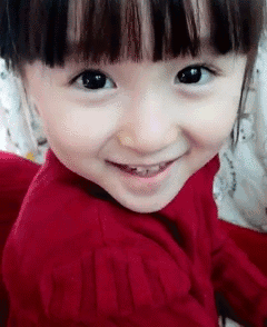 小姑娘，这么小就会卖萌了，好可爱啊儿童gif搞笑图片