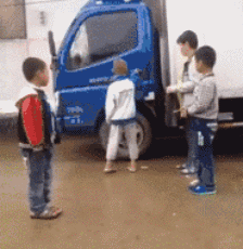 王者下车的风范儿童gif搞笑图片