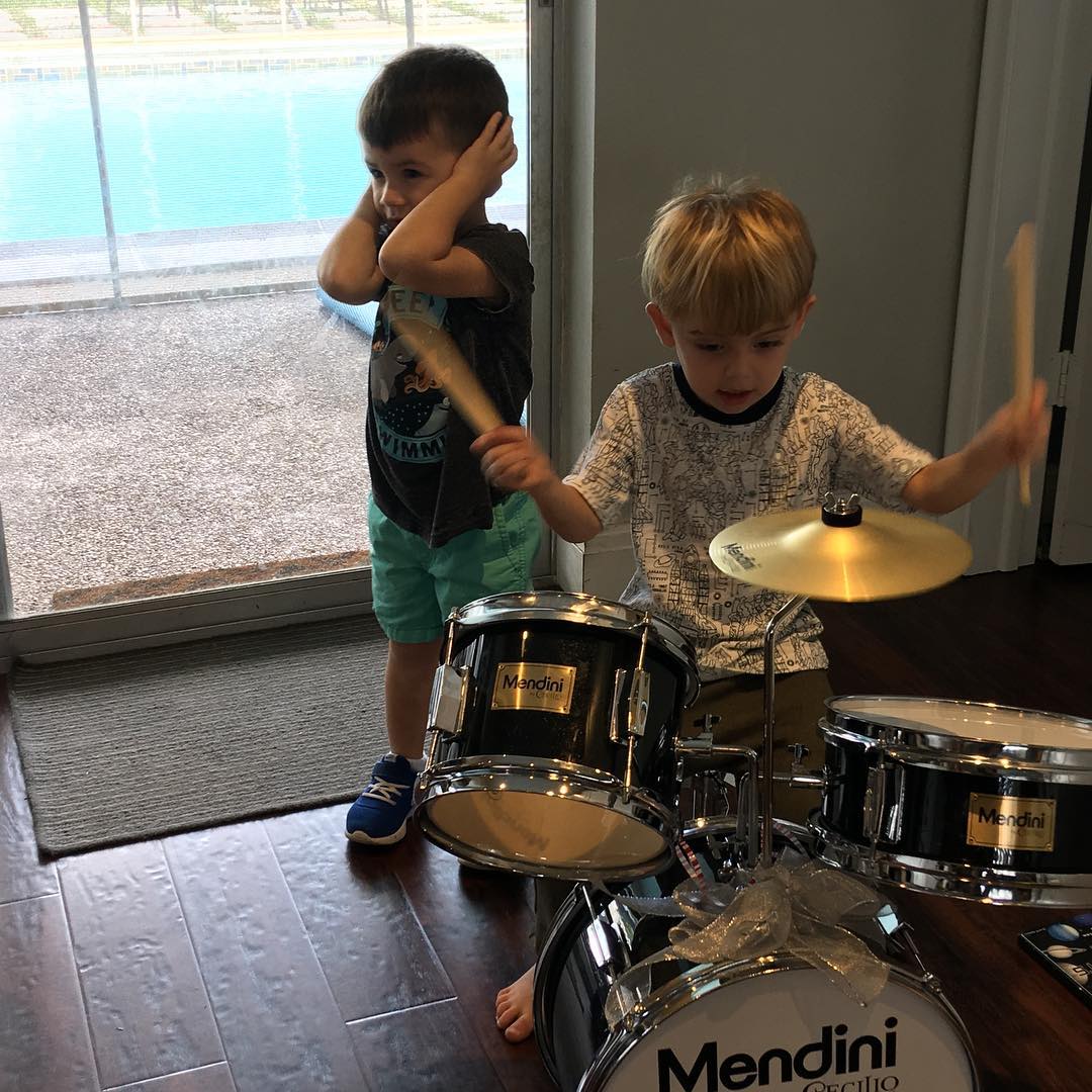 小小摇滚家儿童gif搞笑图片