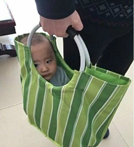 带宝宝逛街的最高境界儿童gif搞笑图片